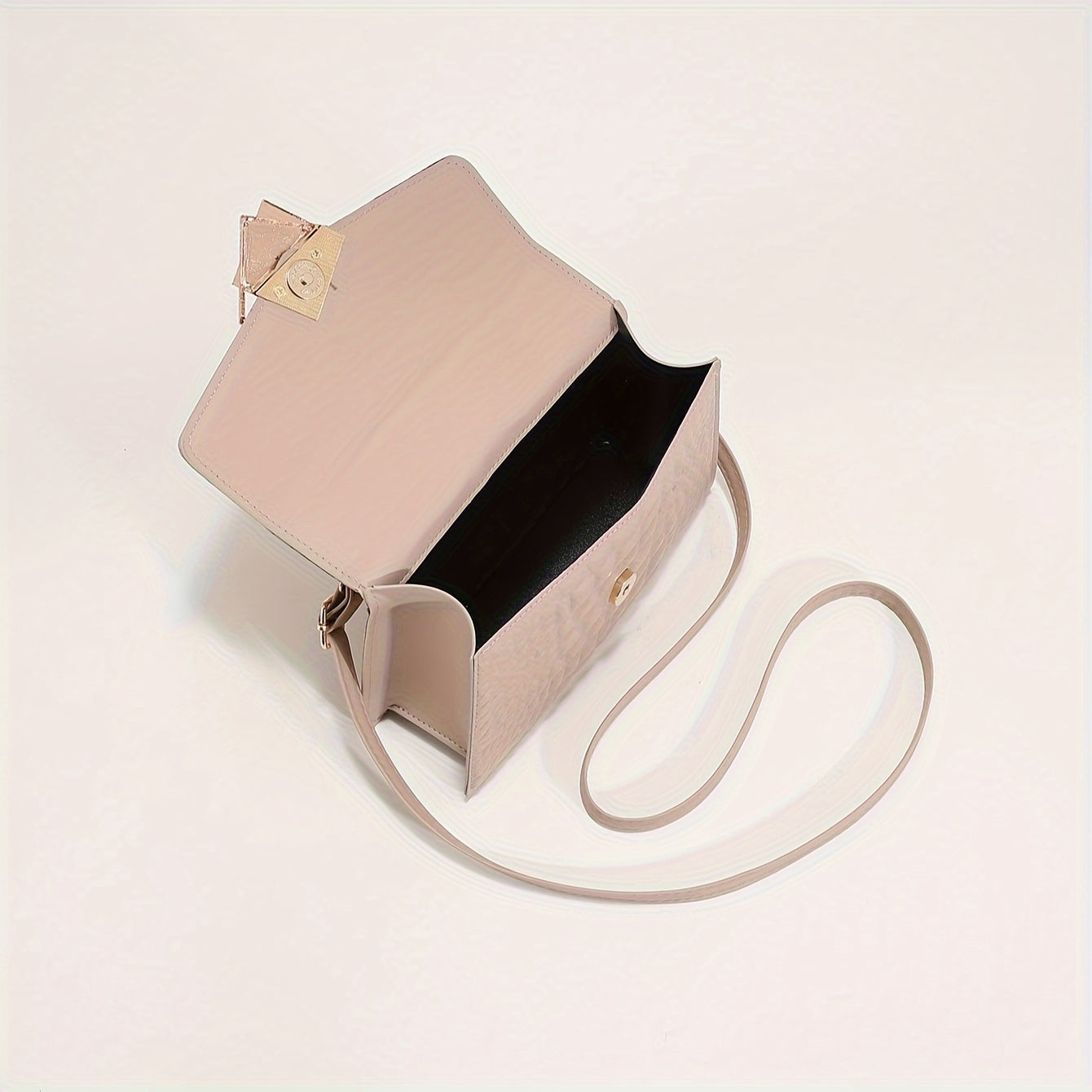 Croc-Effect bag with structured silhouette and gathered strap