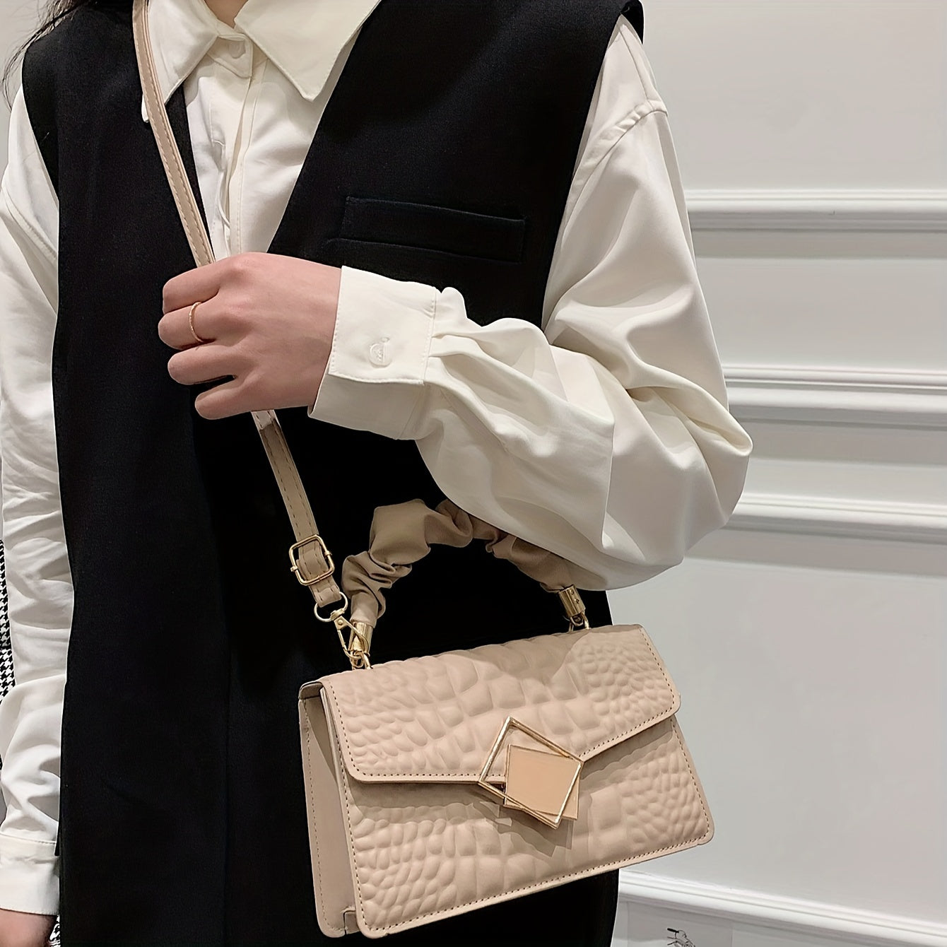 Croc-Effect bag with structured silhouette and gathered strap